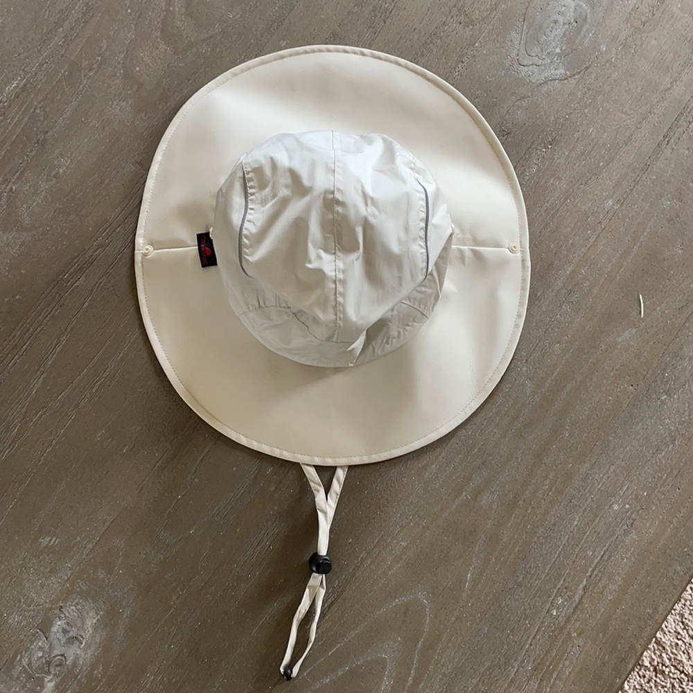 Men’s wide brim rain hat with drawstring.